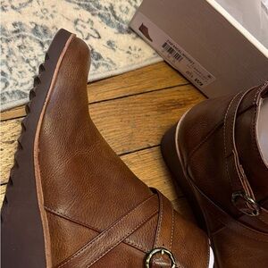 Life Stride Brown Tan Leather Wedge Ankle Booties with Ring Accent